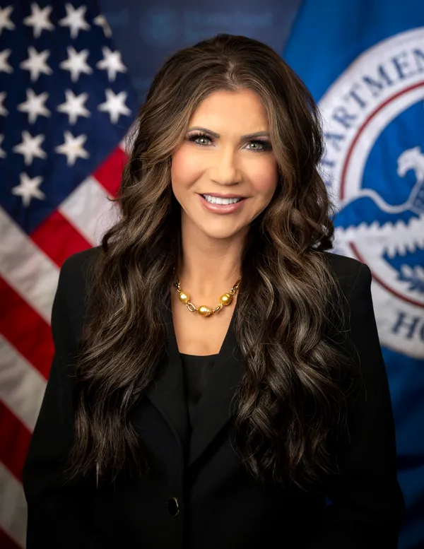 Official portrait of Homeland Security Secretary Kristi Noem.
