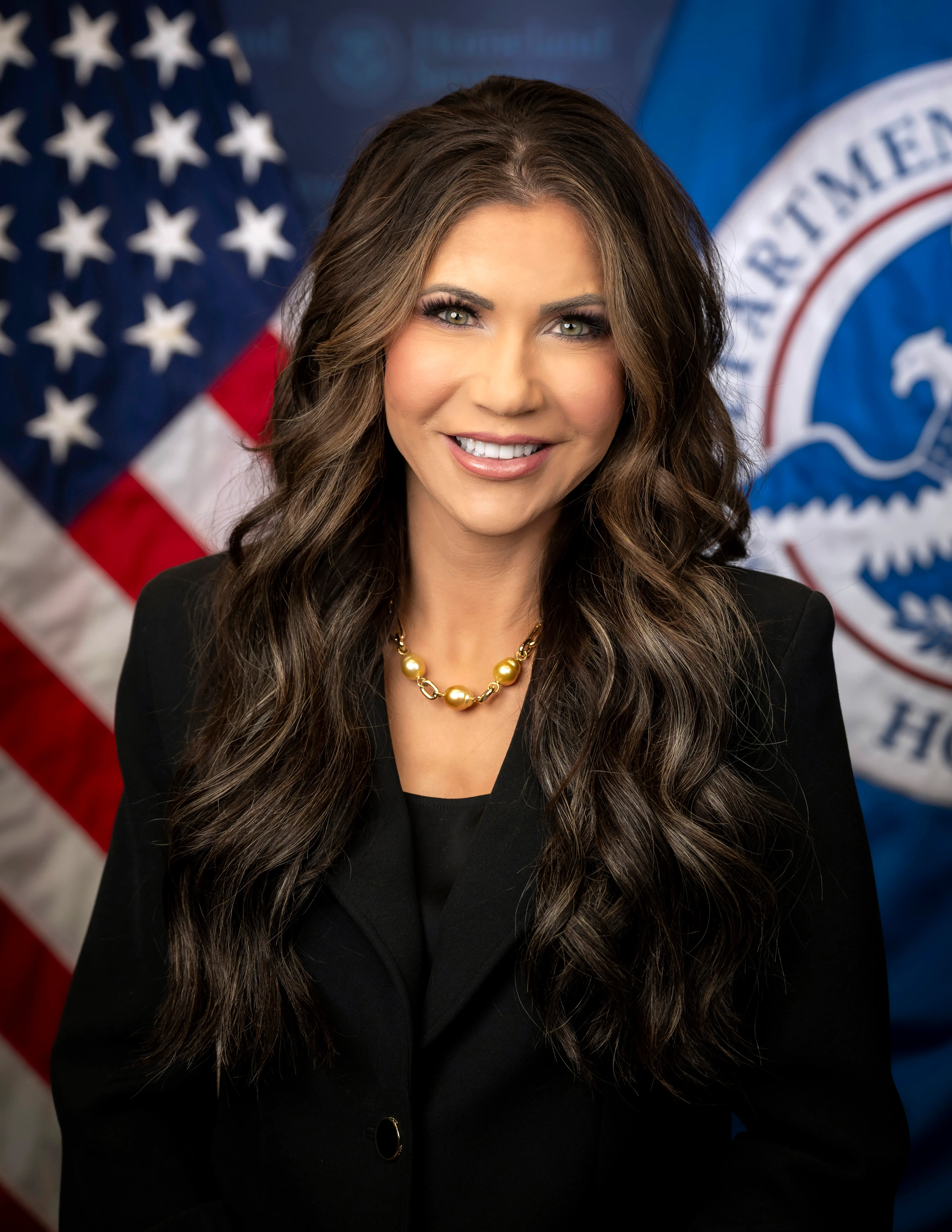 Official portrait of Homeland Security Secretary Kristi Noem.
